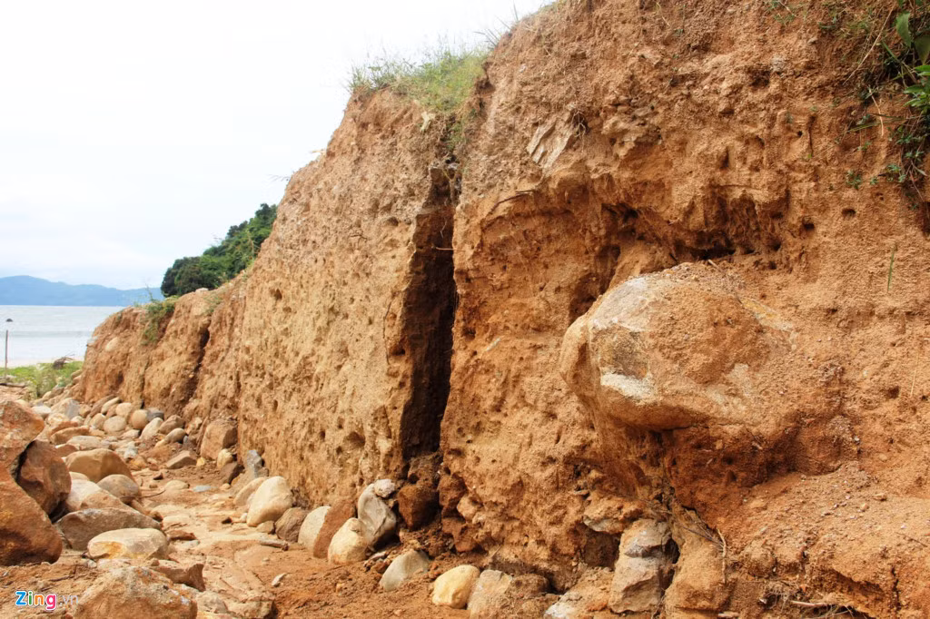 Trước tình trạng sạt lở ở chân núi Sơn Trà, không ít du khách lo khu vực bờ biển sẽ trở nên ô nhiễm nhếch nhác.