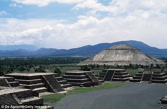 Quanh quảng trường Mặt Trăng có 12 nền kim tự tháp nhỏ hơn, được cho là để hàng nghìn cư dân cổ xưa chứng kiến các nghi lễ cúng tế. Các ngôi mộ trong kim tự tháp có cả vật tế là con người và động vật cũng như nhiều đồ từ ngọc và đá quý.