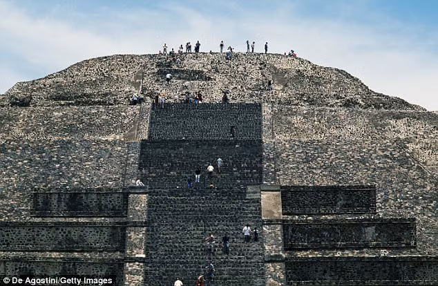 Quá trình xây dựng này diễn ra trong 7 giai đoạn. Khi hoàn thành, kim tự tháp cao 46m và có diện tích móng 168 m2. Đây là nơi diễn ra các lễ tế người từ khoảng năm 200 sau Công nguyên.