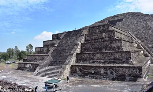 Viện Nhân loại học và Lịch sử quốc gia Mexico mới cho biết các nhà nghiên cứu sử dụng máy chụp cắt lớp CT và phát hiện ra một đường hầm bí mật ở độ sâu 9m bên dưới kim tự tháp Mặt Trăng ở thành phố cổ Teotihuacan, Mexico.