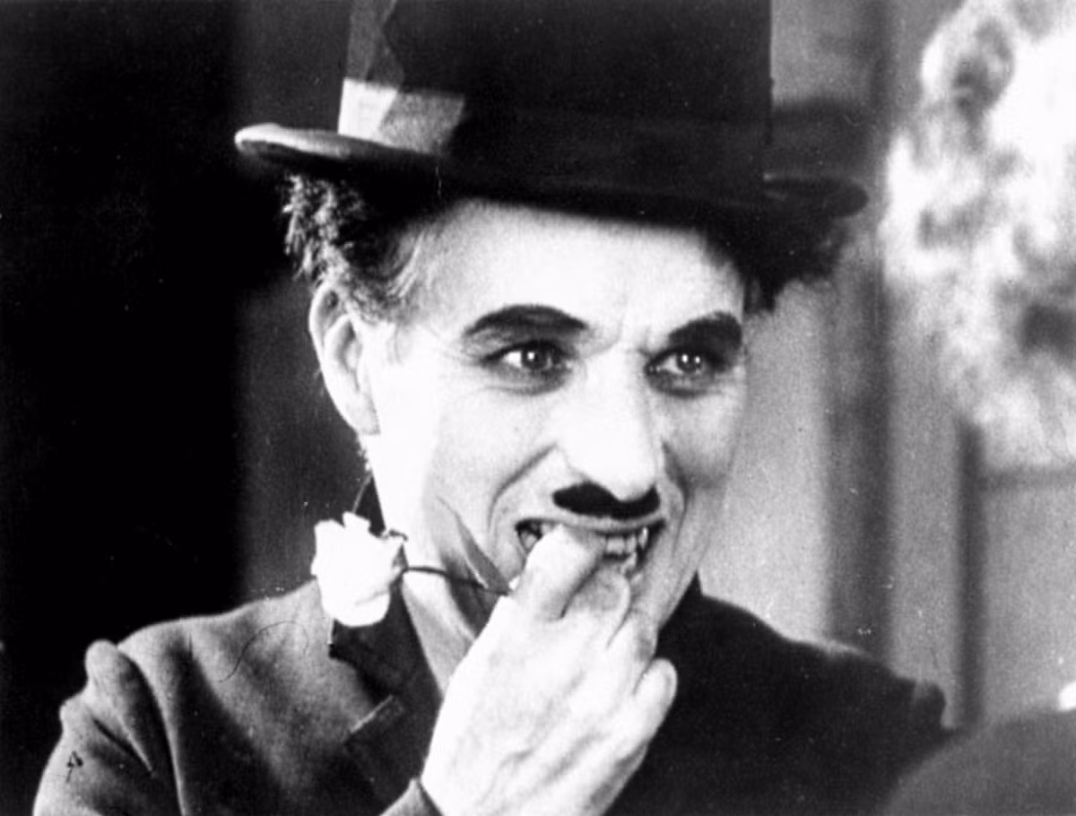 Vua hề Charlie Chaplin từng bị một người phụ nữ tuyên bố có con với ông, Mặc dù xác xét nghiệm chỉ ra đứa trẻ không phải con của ông nhưng tòa án không chấp nhận đưa kết quả vào phiên xét xử. Chính vì vậy, Chaplin buộc trả tiền nuôi dưỡng một đứa trẻ không phải con của mình.
