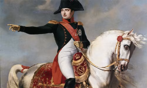 Khi còn nhỏ, hoàng đế Napoleon Bonaparte - nhân vật nổi tiếng lịch sử - thường bị trêu chọc ở trường vì sự chăm học và giọng nói đặc sệt vùng Corsica. Tuy nhiên, nhiều người không thể ngờ sau này ông trở thành một nhà cầm quân vĩ đại.