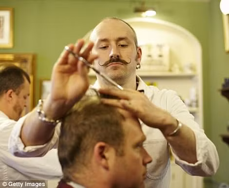 Người thợ cắt tóc tỉ mỉ đến từng chi tiết nhỏ khi phục vụ khách hàng để có kiểu tóc ưng ý.