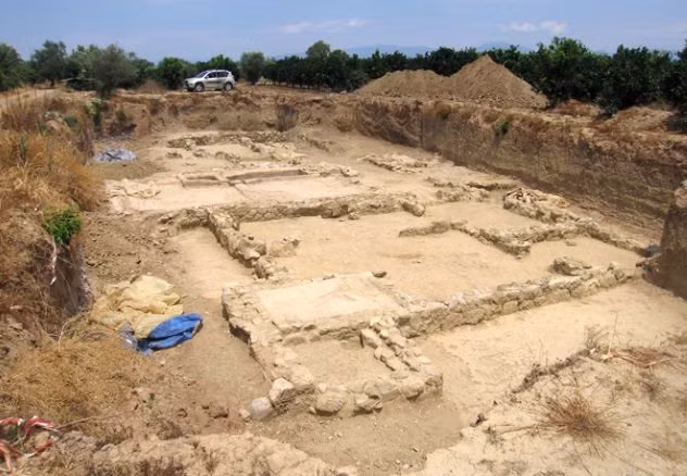 Helike là một thành phố huyền thoại nổi tiếng thế giới. Nằm ở Achaea, phía tây bắc bán đảo Peloponnese, Hy Lạp, thành phố Helike vô cùng phát triển là một trung tâm kinh tế, văn hóa, tôn giáo quan trọng.