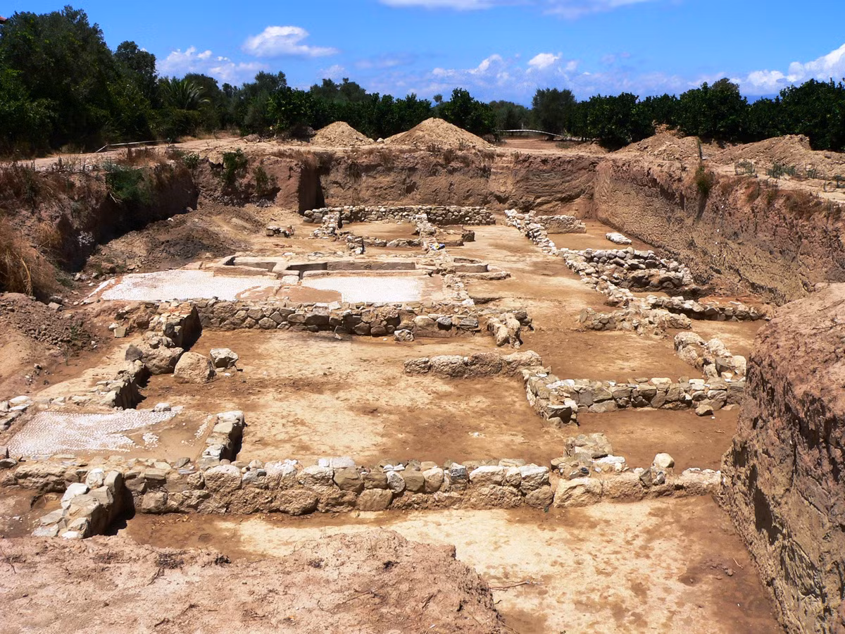 Poseidon - thần biển cả và động đất trong thần thoại Hy Lạp là vị thần bảo hộ thành phố này.