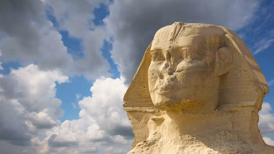 Trong suốt nhiều năm, tượng Nhân sư (Sphinx) được người Ai Cập gọi bằng nhiều khác nhau như Hor-Em-Akhet (có nghĩa là "Horus của đường chân trời"), balhib, bilhaw.