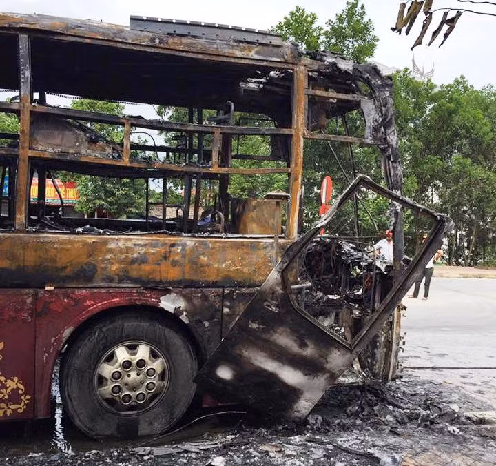 Đầu xe bị nghi là điểm phát cháy.