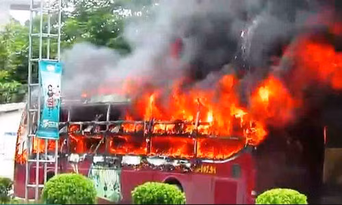 Chiều 15/7, xe khách giường nằm biển kiểm soát TP.HCM chạy tuyến Con Cuông - Sài Gòn, đang đỗ ở thị trấn Con Cuông (huyện Con Cuông, Nghệ An) thì bất ngờ bốc cháy ở phần đầu xe.