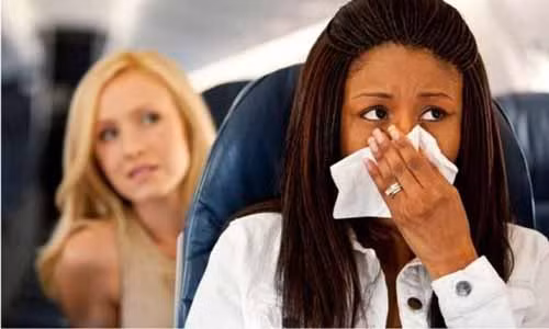 Vào năm 2006, một phụ nữ trên chuyến bay của American Airlines đã thắp một que diêm để che đi mùi khó chịu từ chứng đầy hơi của mình. Kết quả là hành khách đã báo cáo với phi hành đoàn về mùi đốt lưu huỳnh từ các que diêm, khiến máy bay phải hạ cánh khẩn cấp để cơ quan an ninh kiểm tra.