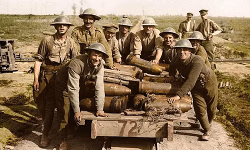 Binh sĩ Anh, New Zealand, Canada và Australia chuẩn bị vũ khí, đạn dược cho cuộc chiến chống lại quân Đức.