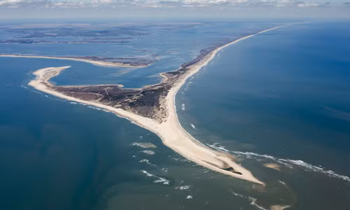 Hòn đảo này được đặt tên như vậy là do số lượng vỏ của các loài động vật trên bãi cát dài 1,6km bắt đầu lộ diện vào mùa xuân.