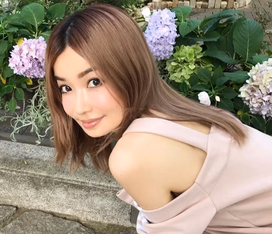 Risa Hirako (46 tuổi) hiện là người mẫu, ca sĩ ở Nhật Bản. Cô luôn trung thành với kiểu trang điểm tự nhiên, hầu như không chỉnh sửa ảnh bao giờ, theo Bright Side. Cô không quá nghiêm khắc với bản thân, song cố gắng ăn uống khoa học, hạn chế ăn thịt, chất béo, chất có đường.