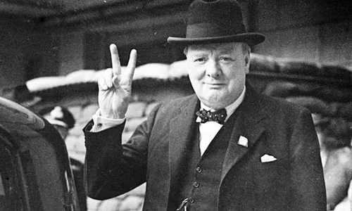 Đến Chiến tranh thế giới 2, Thủ tướng Anh Winston Churchill đã thay thế lại cử chỉ tay chữ "V" thành biểu tượng của hòa bình.