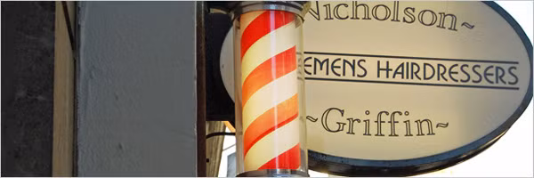 Không phải ai cũng biết biểu tượng Barber Pole với 2 màu đỏ - trắng là biểu tượng của một chiếc băng dính đầy máu. Vào thời Trung cổ, những người thợ cắt tóc không chỉ làm công việc của bản thân mà còn hành nghề chữa bệnh nếu được trả đủ tiền. Những người thợ cạo có thể làm công việc nhổ răng, chữa gãy xương...