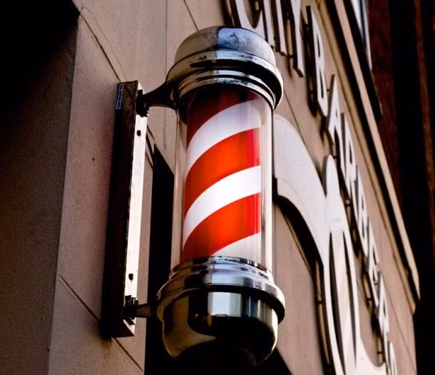Barber Pole – biểu tượng nổi tiếng mà mọi người thường nhìn thấy ở những điểm cắt tóc dạo trên vỉa hè. Biểu tượng của thợ cạo (cắt tóc, gội đầu, hấp tóc, nhuộm tóc...) gây chú ý với những cây cột với 2 màu sọc trắng và đỏ đặt trước cửa hiệu.