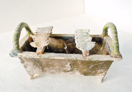 Chiếc bếp nướng này có niên đại vào thời nhà Hán (206 - 220 TCN), dài 20 cm, rộng 16,5 cm và cao 14 cm. Bếp nướng này có hình dáng giống như lò nướng hiện đại.