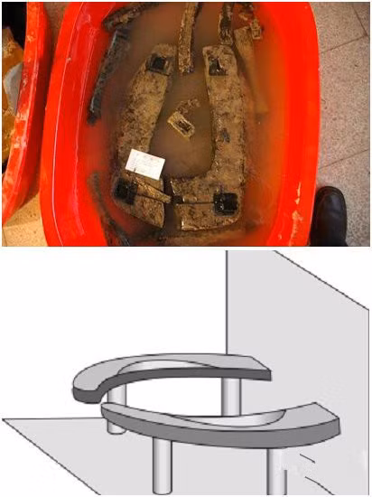 Nhà vệ sinh có từ thời nhà Chu (896 - 951). Hai mảnh nhà vệ sinh này được khai quật ở tỉnh Chiết Giang.