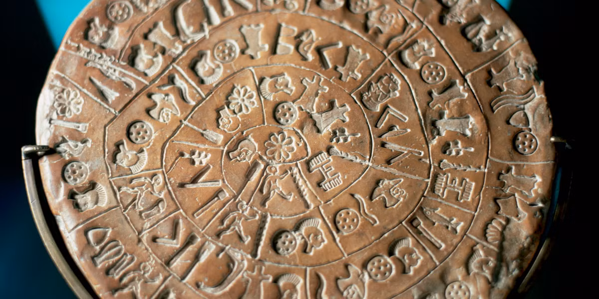 Một số học giả cho rằng các chữ tượng hình trên chiếc đĩa khoảng 4.000 năm tuổi giống với nét chữ A và B, từng được sử dụng tại đảo Crete cổ đại (Hy Lạp).