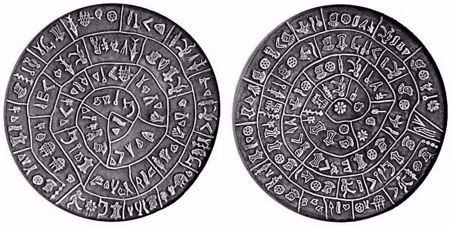 Nhà khảo cổ người Italy Luigi Pernier phát hiện đĩa Phaistos ở cung điện Phaisots, thuộc nền văn minh Minoan năm 1908. Đây là một trong những cổ vật bí ẩn được cho là có liên quan đến người ngoài hành tinh.