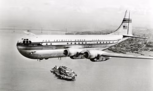 Vào ngày 8/11/1957, chuyến bay số 7 của hãng hàng không Pan Am (Mỹ) gặp phải thảm kịch hãi hùng. Không lâu sau khi cất cánh từ California đến Hawaii, máy bay này lao xuống biển Thái Bình Dương. Vụ tai nạn này đã cướp đi sinh mạng của 44 hành khách.