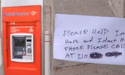 Bi nhot trong may ATM, phai gui loi cau cuu qua khe rut tien