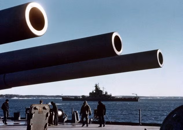 Trong Chiến tranh thế giới 2, một trong những sai lầm lớn nhất của phát xít Đức là tuyên chiến với Mỹ. Sự việc bắt đầu vào ngày 7/12/1941, Nhật Bản bất ngờ tấn công Trân Châu Cảng của Mỹ, Philippines và một số thuộc địa của các cường quốc châu Âu tại Đông Á và Tây Thái Bình Dương.