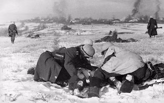 Xâm lược Liên Xô là một trong những sai lầm lớn của Đức quốc xã. Vào năm 1941, phát xít Đức tấn công Liên Xô. Trong cuộc tấn công này, trùm phát xít Hitler huy động 4,5 triệu binh sĩ.