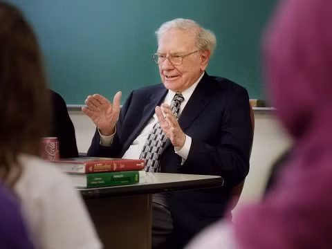 Ty phu Warren Buffett va bi quyet thuyet phuc van nguoi nghe