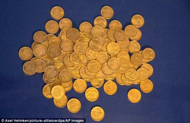 Vào năm 1995, Glueck (đến từ Heidelberg) trả lời phỏng vấn trên kênh Bavaria TV về việc săn lùng kho báu của ông trên thế giới. Theo đó, ông đã tới rất nhiều nơi ở Hy Lạp. Bồ Đào Nha và Mỹ để tìm kiếm kho báu. Về sau, ông được một người đàn ông lạ mặt liên lạc và nói sở hữu một tấm bản đồ “có thể làm anh thích thú”.