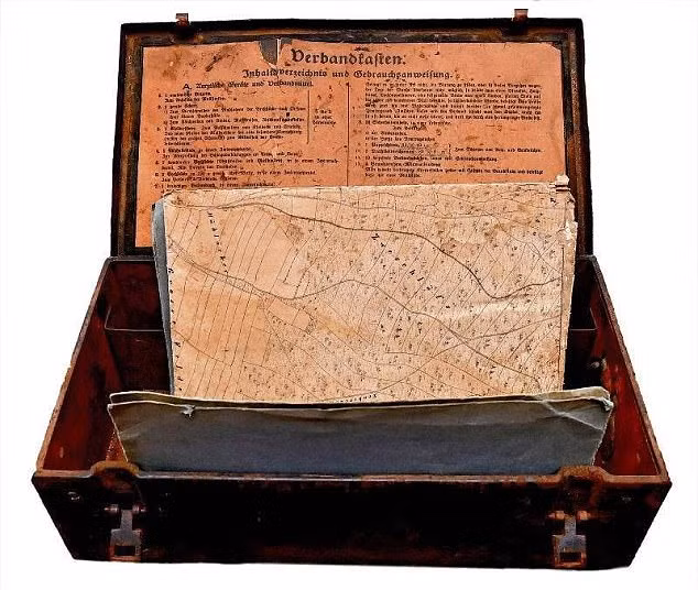 Hans Glueck, 76 tuổi, người tìm ra kho báu cực lớn bao gồm vàng, kim cương, các tác phẩm nghệ thuật... tiết lộ chủ khu rừng muốn độc chiếm toàn bộ số của cải giá trị trên. Tuy nhiên, nếu không có bản đồ chỉ dẫn trong tay thì người bình thường sẽ không bao giờ tìm được kho báu cực giá trị trên.