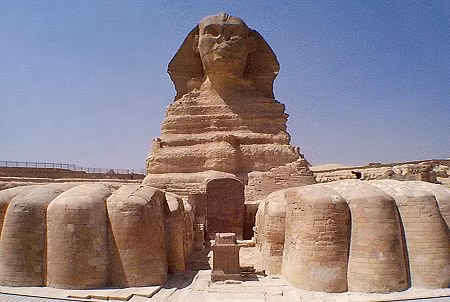 Nhân loại không biết người Ai Cập cổ gọi biểu tượng này là gì. Bởi lẽ, “Sphinx” (nhân sư) là một thuật ngữ tiếng Hy Lạp chưa tồn tại vào thời pharaoh Khafre lúc xây dựng công trình này. Thêm nữa, ý nghĩa thực sự của tượng nhân sư cũng chưa được làm sáng tỏ.