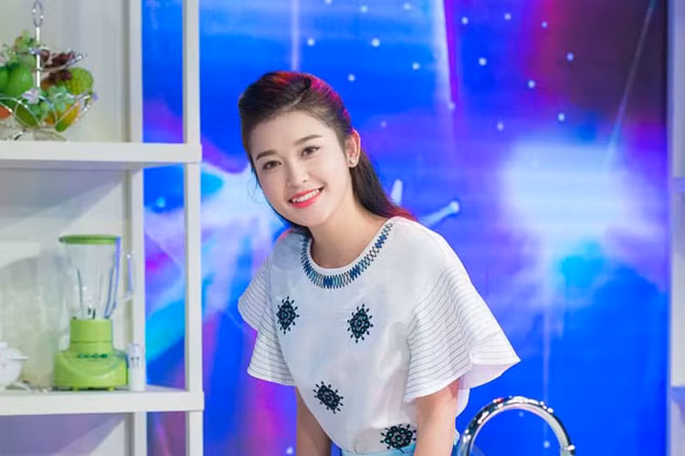 Á hậu Huyền My được biết đến sau khi giành ngôi vị Á hậu 1 cuộc thi Hoa hậu Việt Nam 2014. Cô là người đẹp khá năng động khi hoạt động trong nhiều lĩnh vực. Vừa tham gia các hoạt động xã hội và công tác từ thiện với vai trò một Á hậu, Huyền My cũng đang tập trung hoàn thành việc học tập tại trường và thử sức trong môi trường kinh doanh. Mới đây, Huyền My đảm nhận vai trò MC của chương trình Bữa trưa vui vẻ.