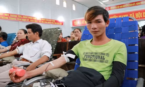 Cap vo chong vuot 50 km cung di hien mau cuu nguoi