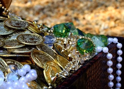 Kho báu này bao gồm tiền vàng, ngọc lục bảo, hồng ngọc, ngọc bích, kim cương dưới chân núi Rocky năm 2010. Sau đó, triệu phú Fenn đã viết một cuốn sách tiết lộ các manh mối để mọi người tìm kiếm kho báu mà ông đã cất giấu.