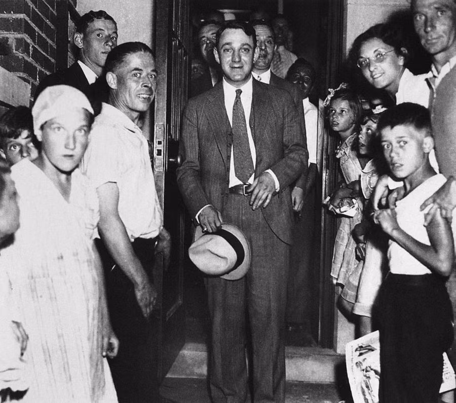 Khi bị Sở Thuế vụ (IRS) điều tra về việc trốn thuế, Schultz đã sắm một chiếc két sắt và để vào trong đó 7 triệu USD tiền mặt cùng lượng lớn trái phiếu.