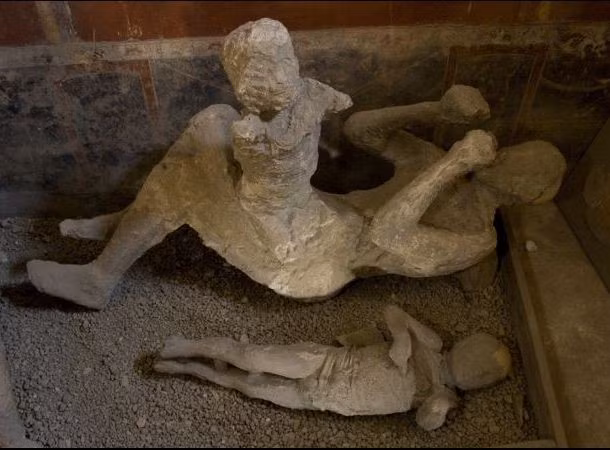 Theo chuyên gia khảo cổ Emmerson, những ngôi mộ trên đã được dựng lên sau chiến tranh nhằm thể hiện rằng những thành phố này vẫn sở hữu nét văn hóa đặc trưng riêng.