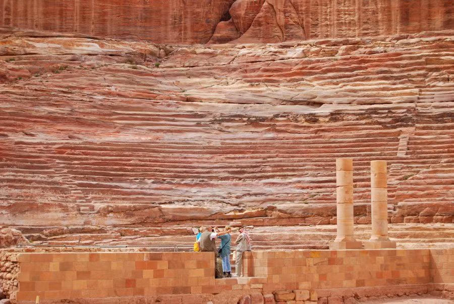 Những công trình được khắc lên đá hoa cương ở Petra mang đậm phong cách kiến trúc Hy Lạp – La Mã.