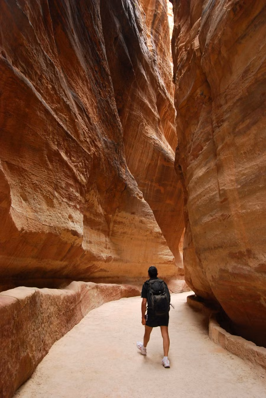 Đây là lối vào phía Tây của Petra - hẻm núi dài và hẹp có tên là Siq.