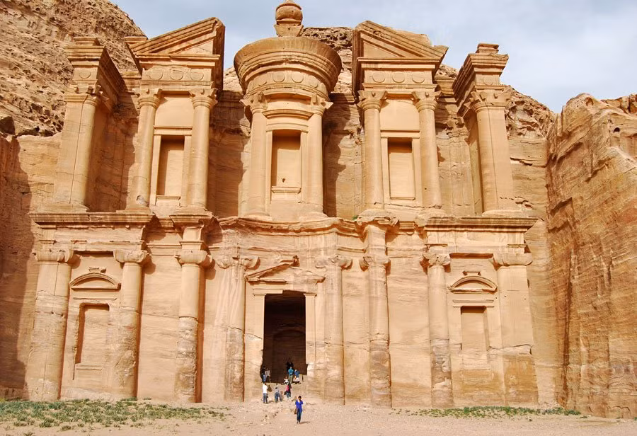 Thành phố Petra còn nổi tiếng với nhiều bức tượng được tạc trên vách đá. Khu vực này được công nhận là di sản thế giới của UNESCO năm 1985.