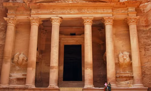 Hơn 800 công trình được khắc lên đá hoa cương bao gồm các đền thờ, tu viện, hầm mộ, nhà tang lễ, những dãy cột lớn trên phố và nhà tắm được trang trí công phu ở mặt trước trở thành điểm nổi bật của thành phố cổ Petra ở Jordan.