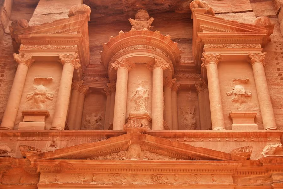 Khi đến thành phố Petra, du khách không khỏi ngạc nhiên trước những lớp đá nhiều màu sắc từ vàng cam, màu kem, đỏ cho tới nâu đậm.