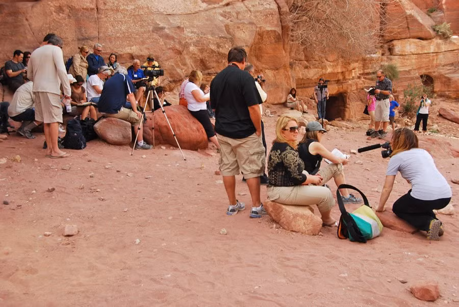 Hàng năm, rất nhiều du khách đến thành phố Petra để chiêm ngưỡng vẻ đẹp choáng ngợp của nơi này.