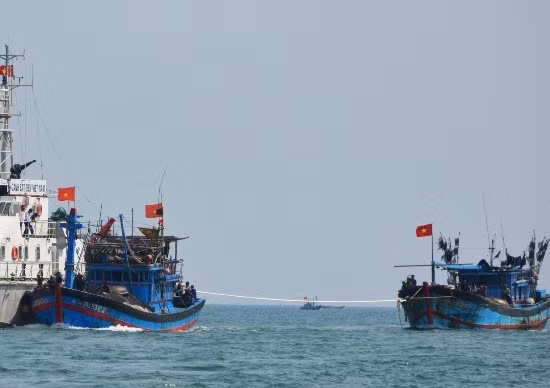 Lai dat hai tau ca gap nan vao bo