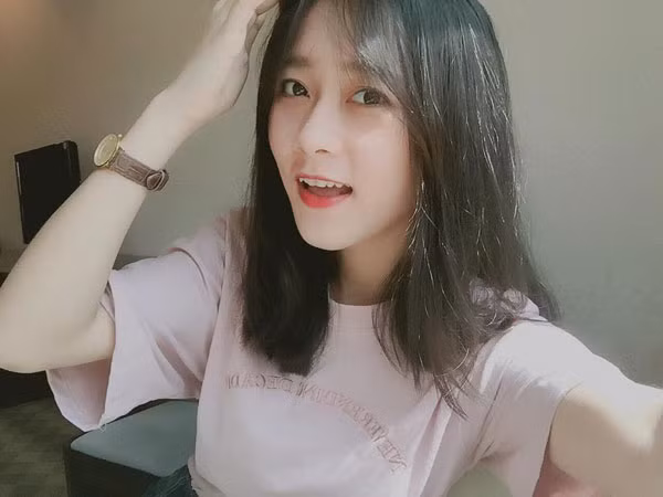 Bởi, bên cạnh những lời khen ngợi về gương mặt ưa nhìn thì cũng có nhiều giả thiết cho rằng nữ sinh Sài thành này đang cố tình tạo chiêu trò để nổi tiếng.