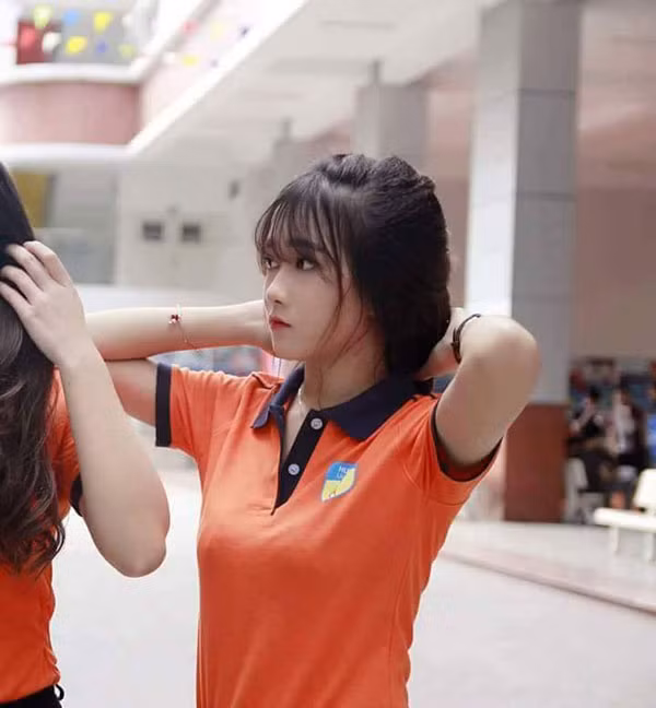 Chỉ sau một đêm, khi bức ảnh chụp lén Ngọc Ánh trong đồng phục trường ĐH Hutech (TP.HCM) được chia sẻ cũng là lúc cuộc sống của cô bạn ít nhiều thay đổi.