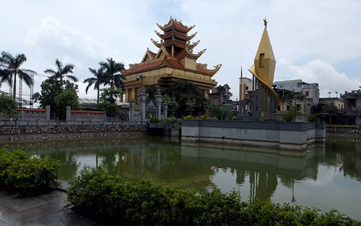 Ấn tượng nhất là lăng mộ lớn nhất Việt Nam cao như tòa nhà sừng sững ngay đầu làng.