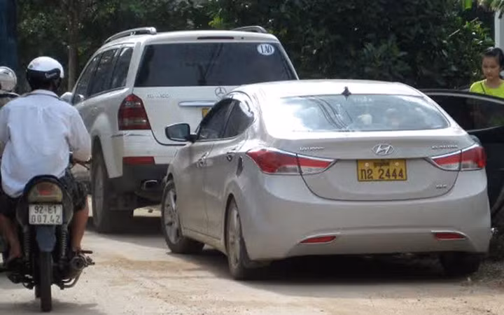 Về thôn 5, xã Hòa Khương, huyện Hòa Vang (Đà Nẵng), ít ai ngờ rằng cách đây hơn chục năm, nơi đây là một trong những làng khó nghèo nhất nhì xã. Bây giờ, làng nghèo đã thay da đổi thịt. Nhà lầu, biệt thự, xe sang lũ lượt kéo nhau về làng.