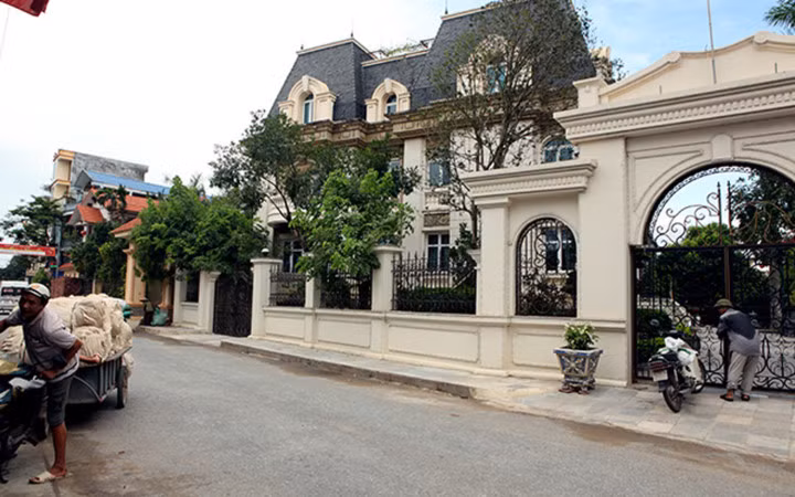 Làng Mẹo tấp nập, xe tải, container nối đuôi nhau ra vào làng, công nhân tan ca đông như trẩy hội, người dân hối hả chở những lô hàng dệt về nhà, tới nhà máy giao dịch.