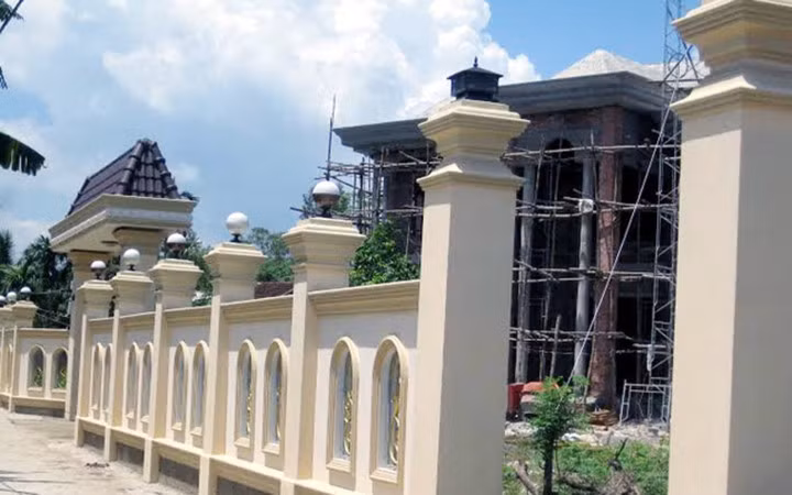 Trong số hàng chục nhà tầng, biệt thự được xây, to lớn và lộng lẫy nhất huyện Hòa Vang phải kể đến ngôi biệt thự của một đại gia thầu xây dựng nổi tiếng trên đất Lào.