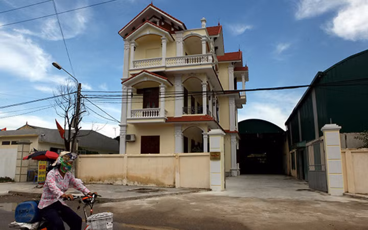 Làng Mẹo nằm giữa cánh đồng lúa nhưng sở hữu hàng chục doanh nghiệp, những biệt thự hoành tráng theo phong cách châu Âu.